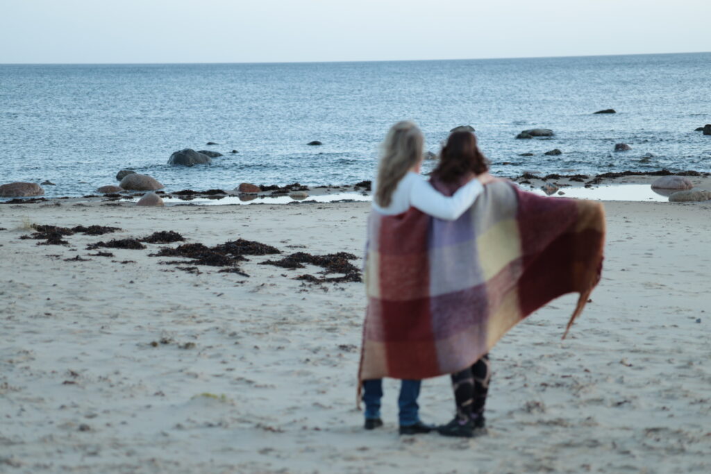 Högkänslig vänskap vid havet. Kärlek.